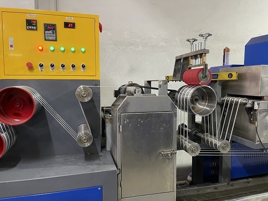 El control completamente automático PP del PLC del cargador del tornillo ata con correa la fabricación de la correa PP del embalaje de la máquina ata con correa la banda que hace la maquinaria
