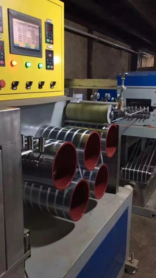 Las escamas recicladas PP ACARICIAN la correa que hace la máquina automática con el alimentador tres