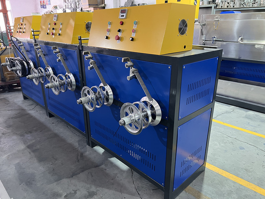 Máquina de fabricación de tiras de PET de precisión con engranajes endurecidos y matriz ajustable