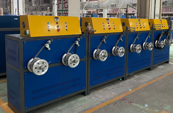 Velocidad ajustable y 150 kg-600 kg/h de salida de la línea de extrusión de banda de sujeción de PP para productos