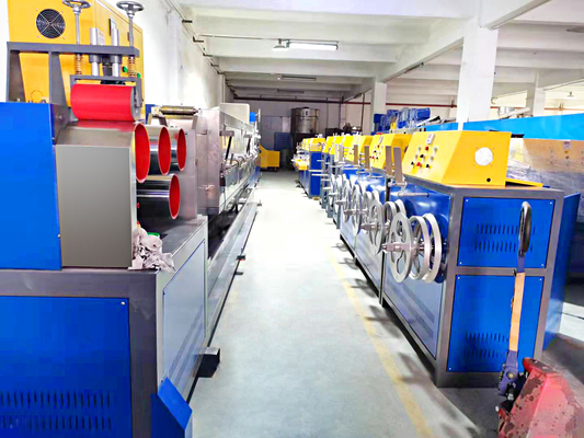 La correa que embala del ANIMAL DOMÉSTICO/graba la maquinaria de extrudado para embalar con las escamas recicladas el 100% de la botella