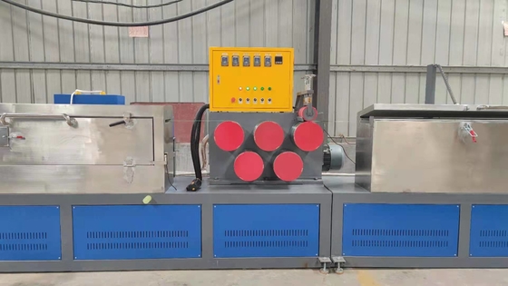 Las escamas recicladas PP ACARICIAN la correa que hace la máquina automática con el alimentador tres