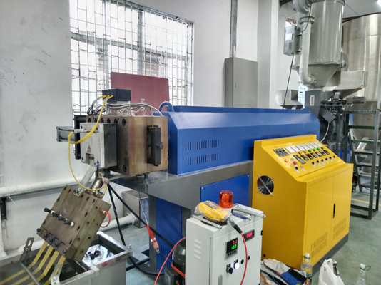 Los PP agrícolas atan con correa el extrusor de la banda que hace máquina el solo tornillo doble